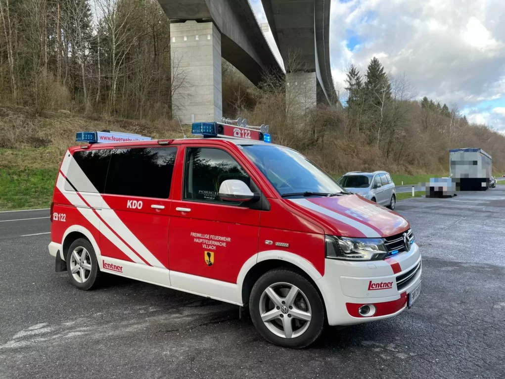 Schwer verletzter Lkw-Fahrer bei Unfall auf A10: Stürzte 30 Meter in Tiefe
