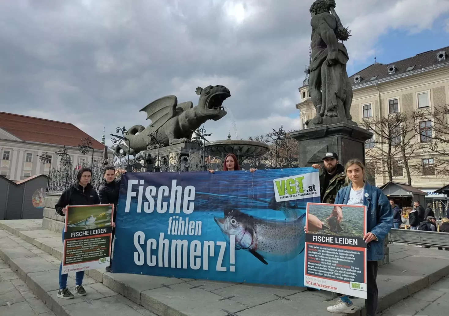 Ein Bild auf 5min.at zeigt die VGT-Tierschützer vor dem Lindwurm am Neuen Platz in Klagenfurt.