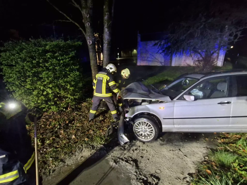 Auto krachte gegen Baum: Feuerwehr rückte aus