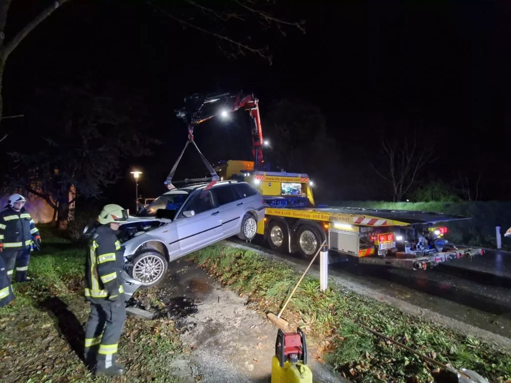Auto krachte gegen Baum: Feuerwehr rückte aus