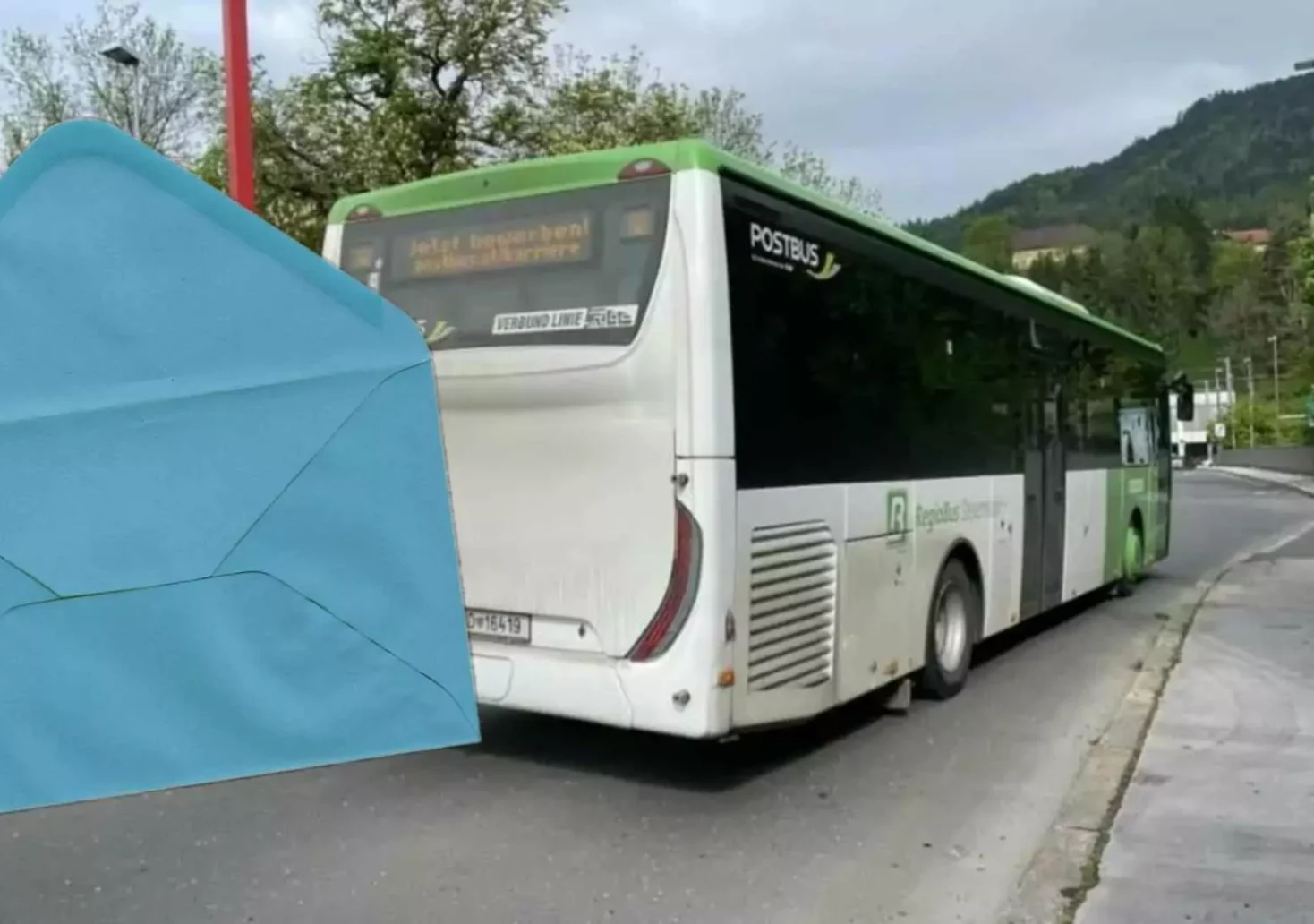 Foto in Beitrag von 5min.at: Zu sehen ist ein Postbus in Leoben. Im Vordergrund ist ein Briefumschlag reinmontiert worden.