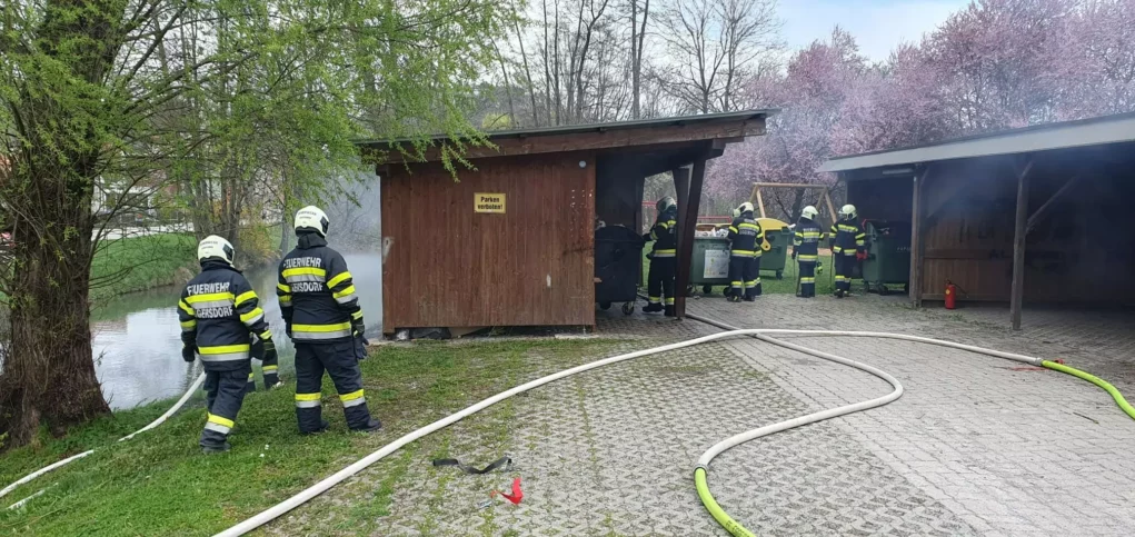 Carportbrand in Eggersdorf: Mülltonnen standen in Flammen