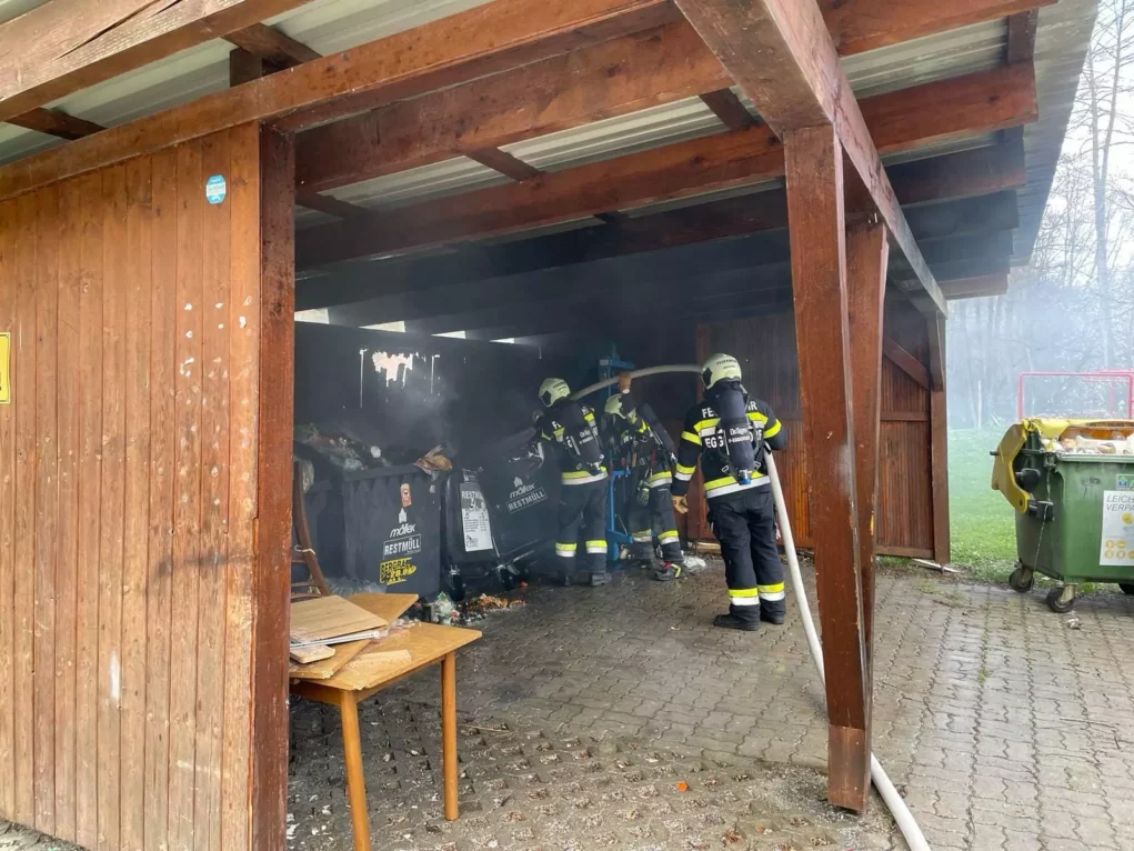 Carportbrand in Eggersdorf: Mülltonnen standen in Flammen