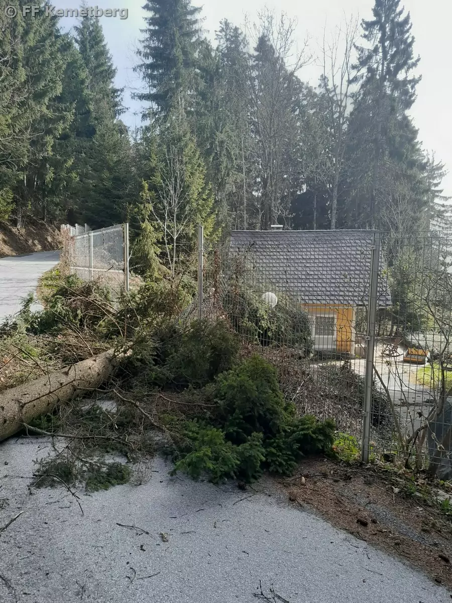 Straßensperren, Zug- und Stromausfälle: Sturm fegt durch die Steiermark