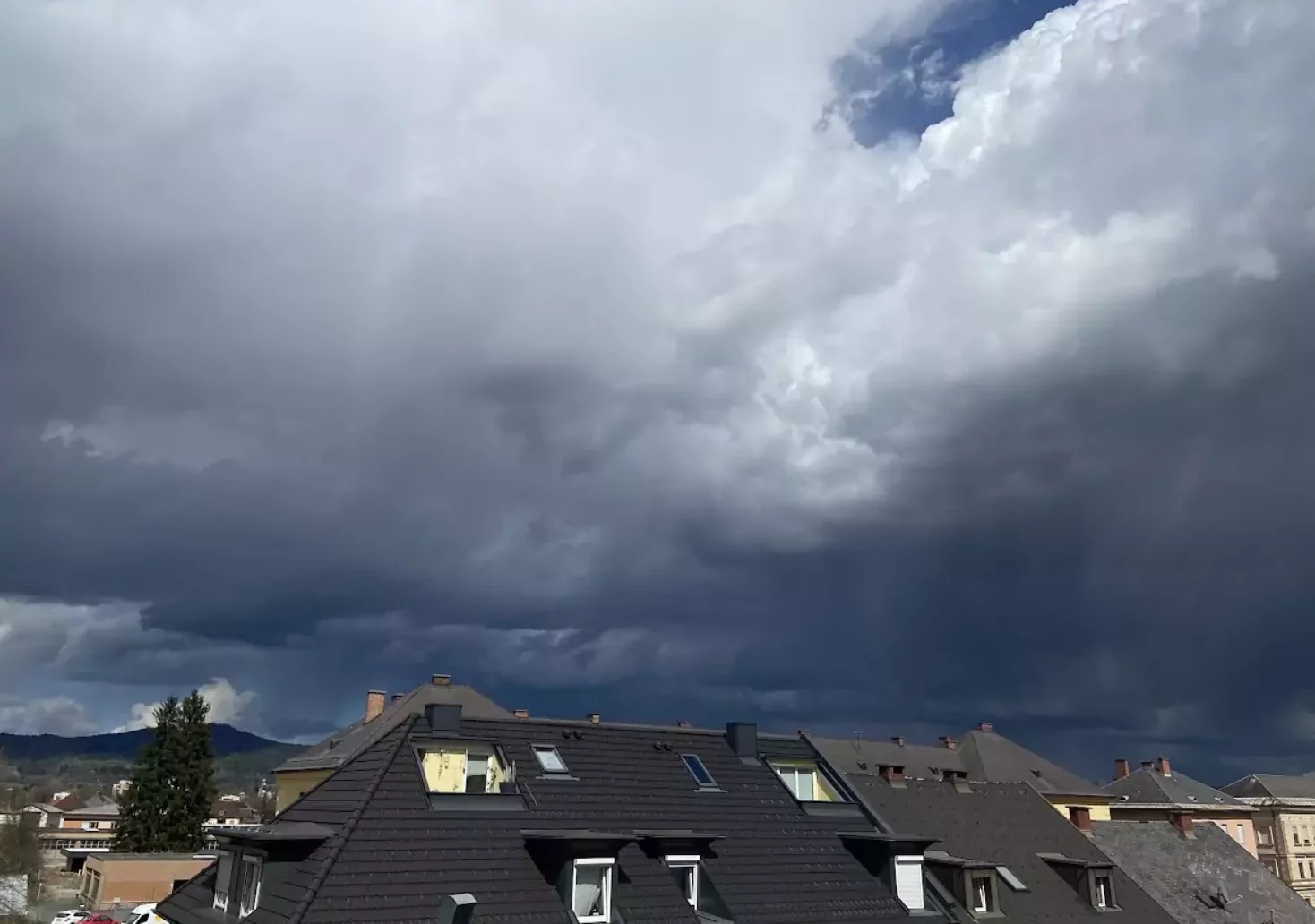 Bild auf 5min.at zeigen Regenwolken in Klagenfurt.
