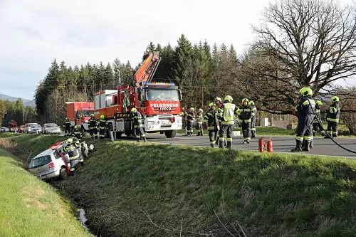 Doppelte Herausforderung: Kellerbrand und Verkehrsunfall fordern Florianis