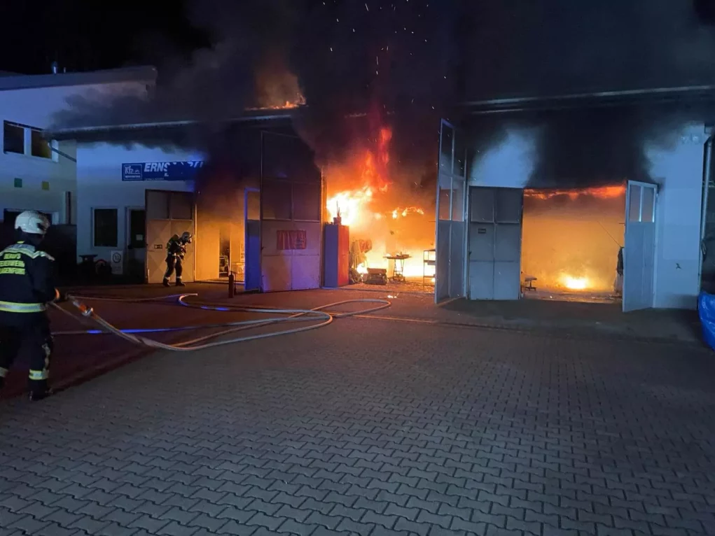 Werkstatt-Brand fordert zwei Verletzte