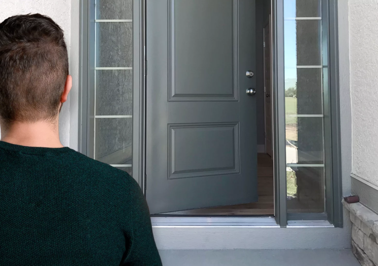 Ein Bild auf 5min.at zeigt einen Mann, der auf eine offene Haustür starrt.
