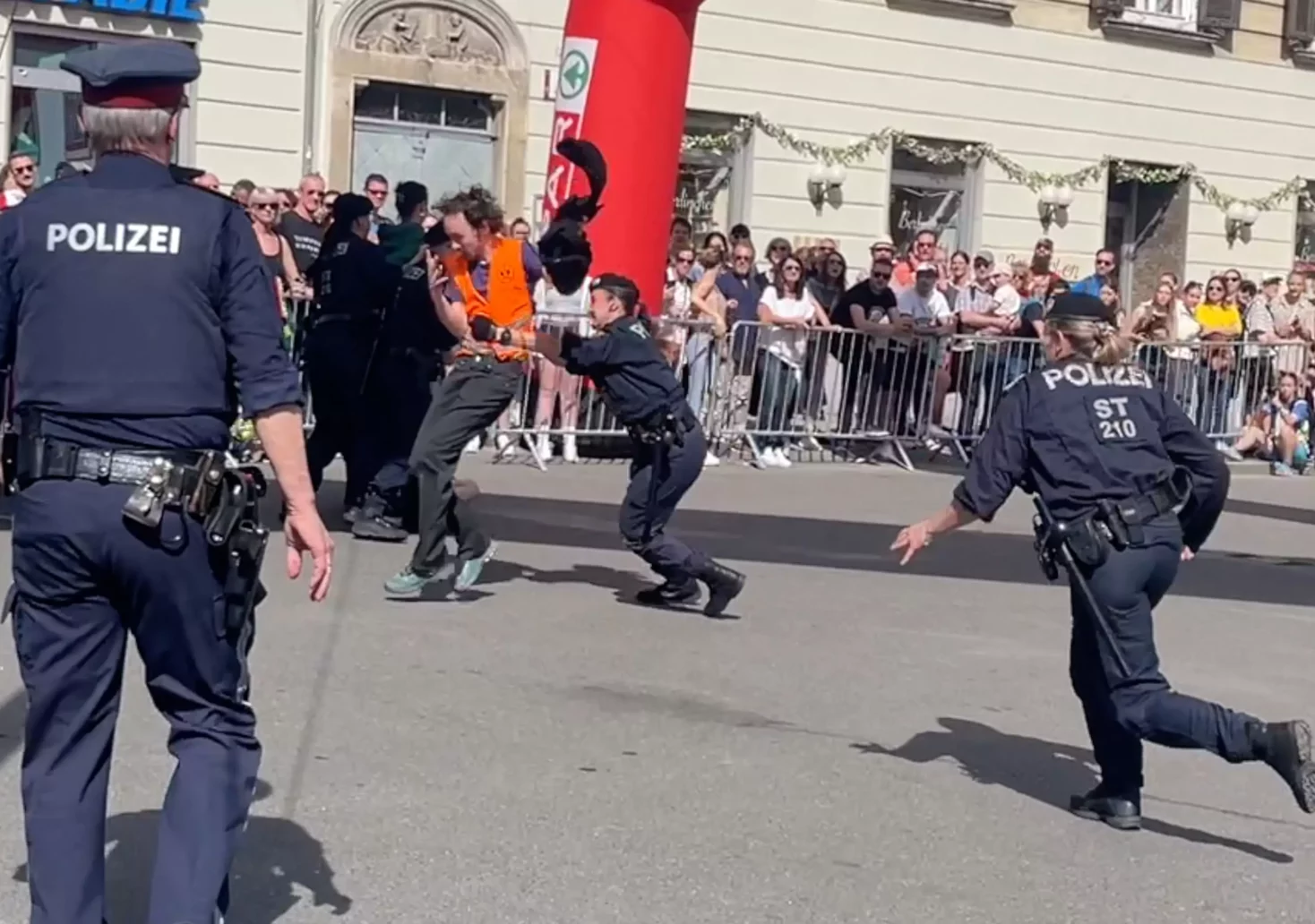 Polizeieinsatz bei Graz-Halbmarathon: Klimaaktivisten sorgen für Wirbel