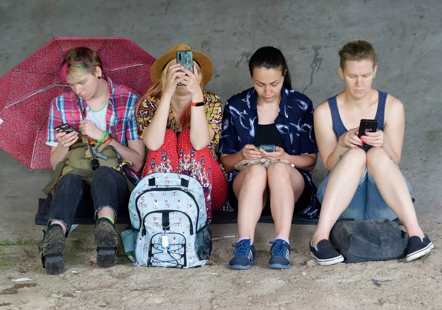 Ein Bild auf 5min.at zeigt mehrere Personen mit ihrem Smartphone in der Hand