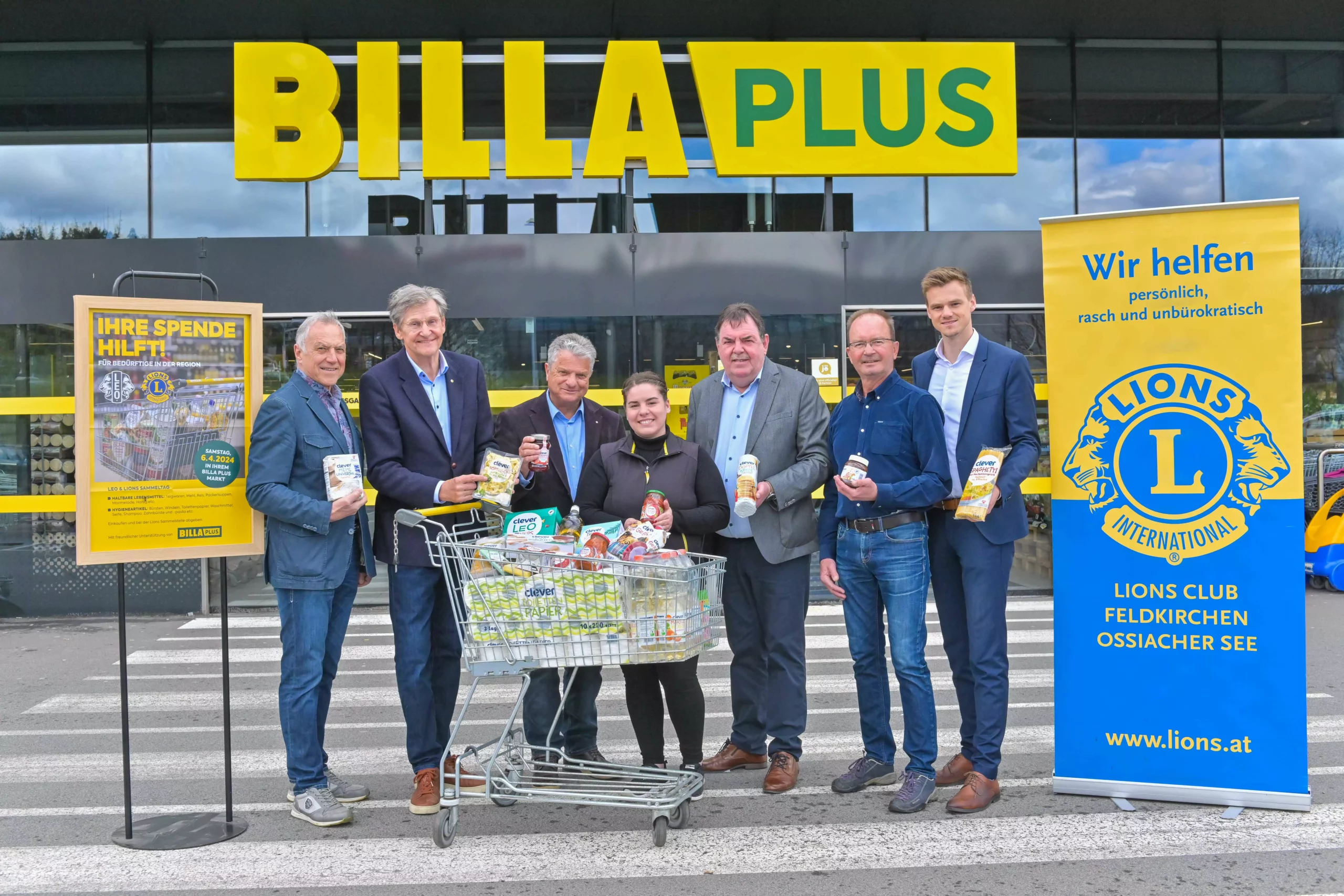 Ein Bild auf 5min.at zeigt das Team der BILLA PLUS Sammeltag Aktion.