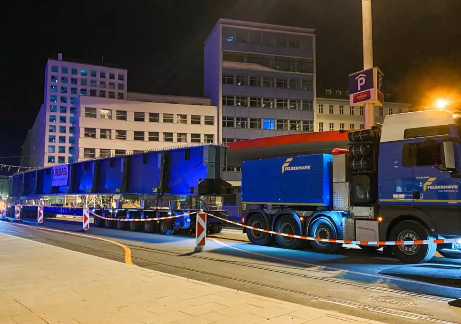 Son­der­trans­port brachte 36-Meter-Stahlträger für neue Tegetthoffbrücke