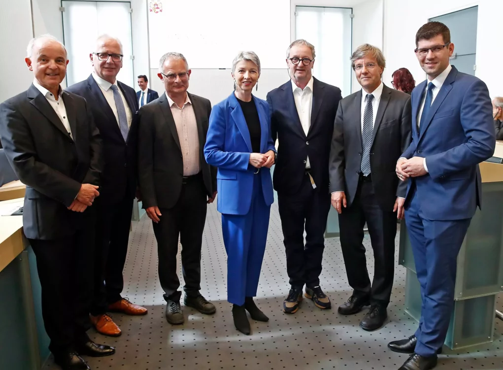 Ein Bild zeigt die Enquete-Kommission mit den Landeshauptmann-Stellvertretern Gaby Schaunig und Martin Gruber.