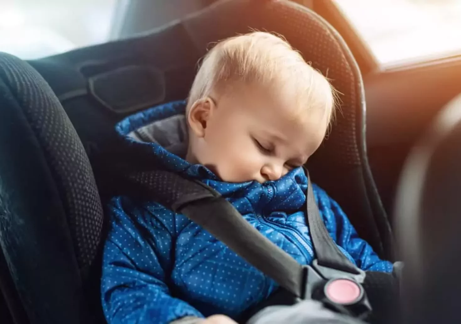 Bild auf 5min.at zeigt ein schlafendes Kind im Auto.