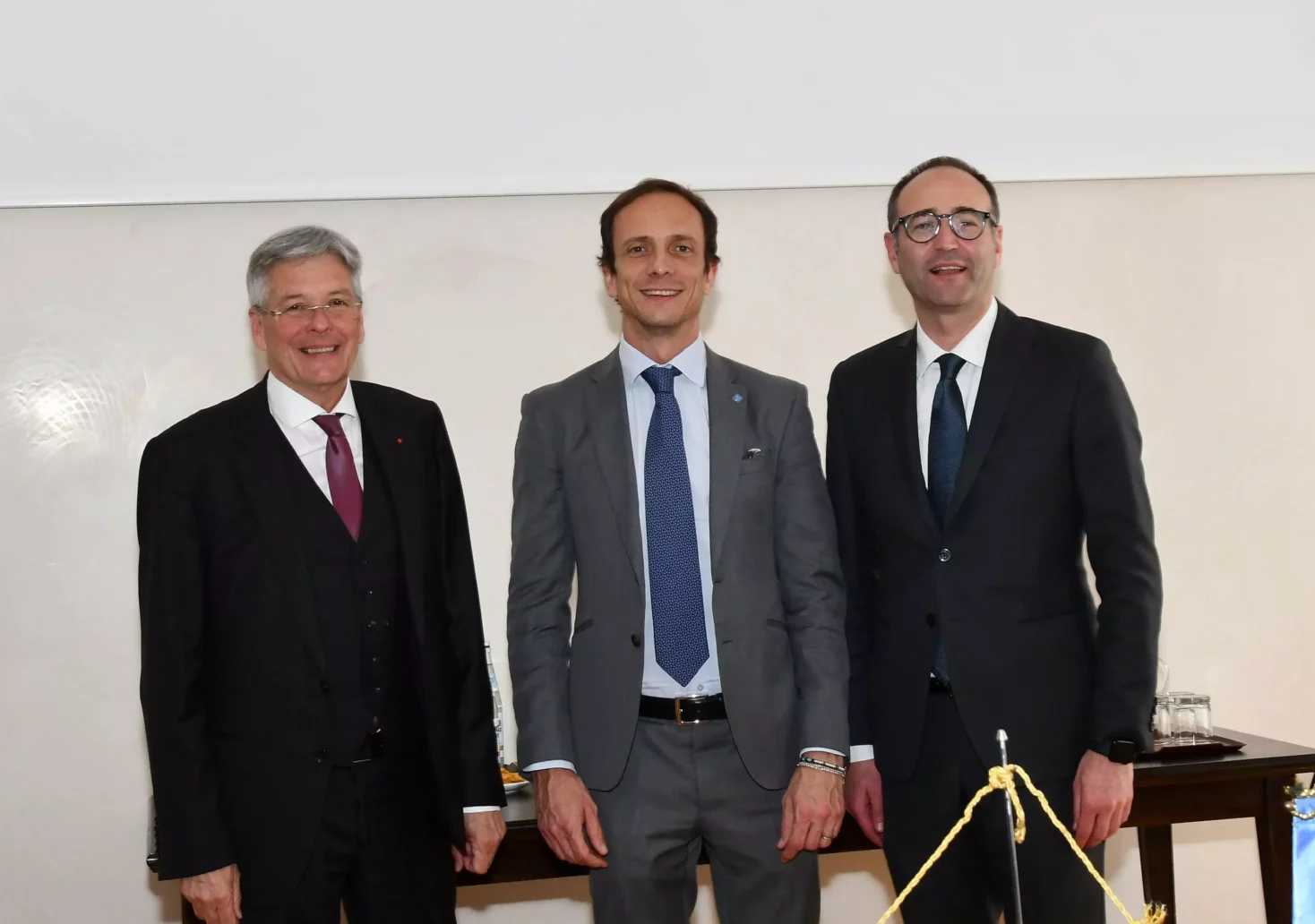 Ein Bild auf 5min.at zeigt Landeshauptmann Peter Kaiser, Massimiliano Fedriga, Präsident von Friaul-Julisch Venetien und Assessore Federico Caner.