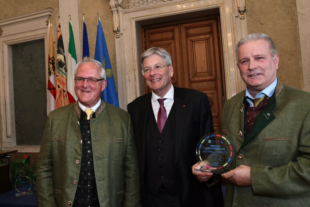 Ein Bild auf 5min.at zeigt drei Männer, darunter Landeshauptmann Peter Kaiser bei der Nachhaltigkeitspreis-Verleihung in Triest.