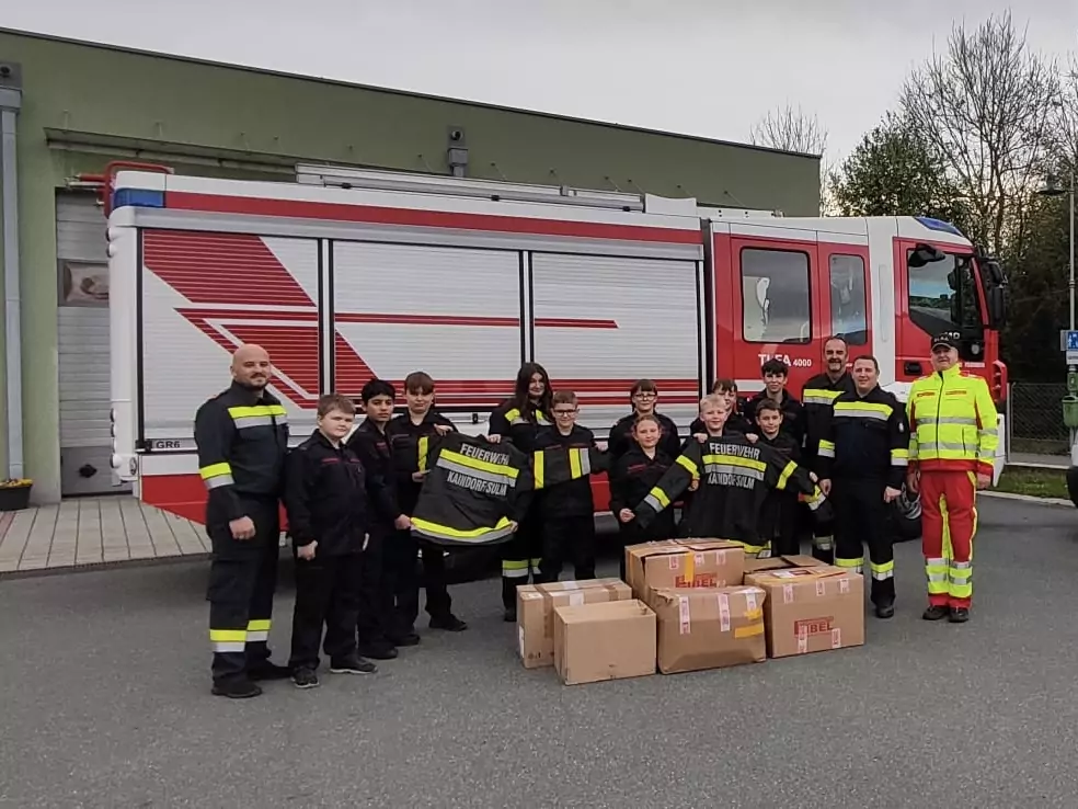 Heldenaktion: Feuerwehr Kaindorf spendet Uniformen an rumänische Kollegen