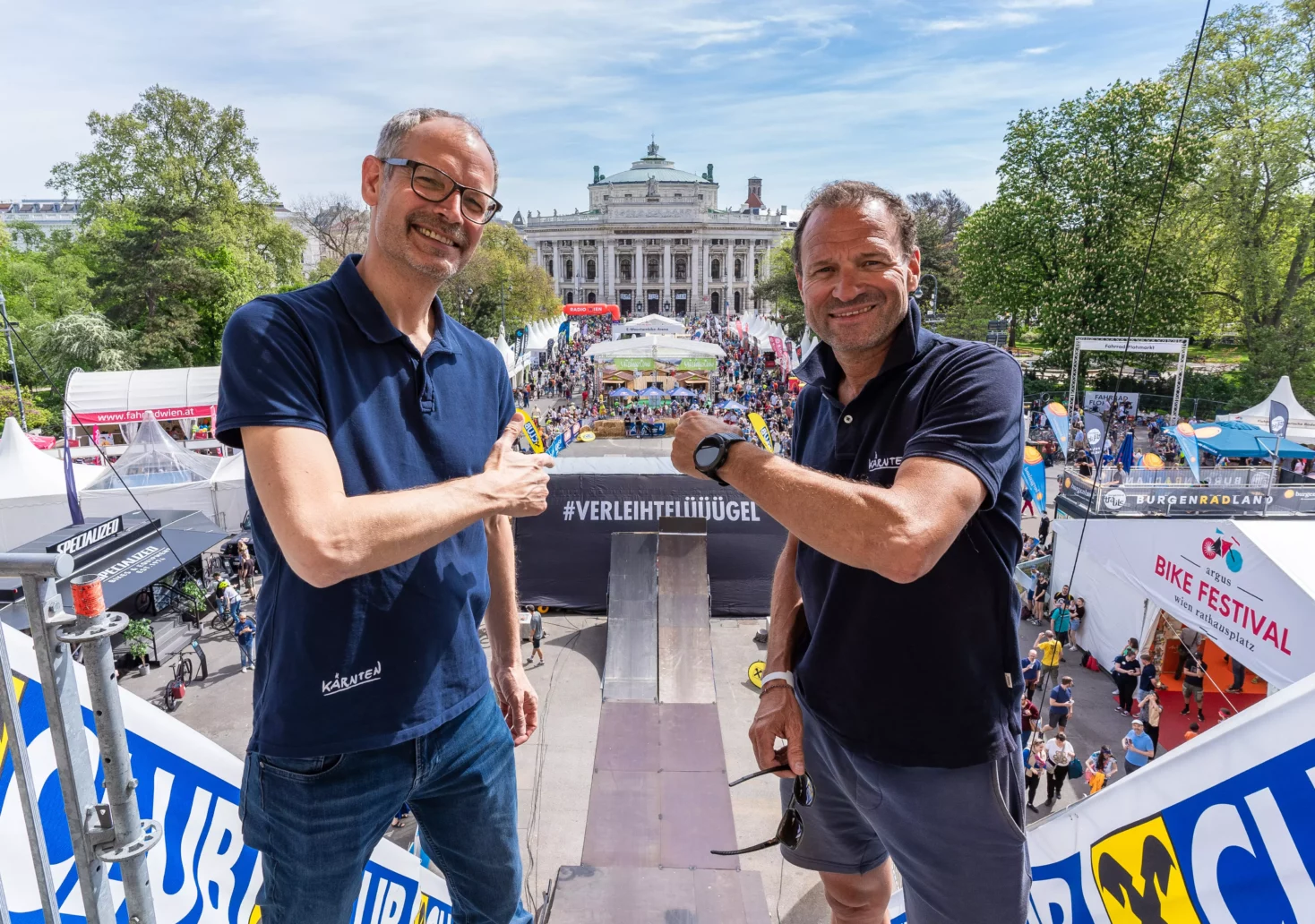 Ein Bild auf 5min.at zeigt "Kärnten Werbung"-Chef Klaus Ehrenbrandtner und Radkoordinator Paco Wrolich am Wiener Rathausplatz.