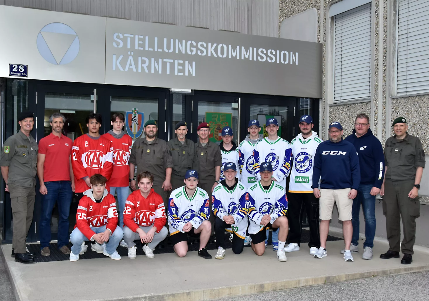 Foto in Beitrag von 5min.at: Zu sehen sind junge Eishockey-Spieler des KAC und des VSV.