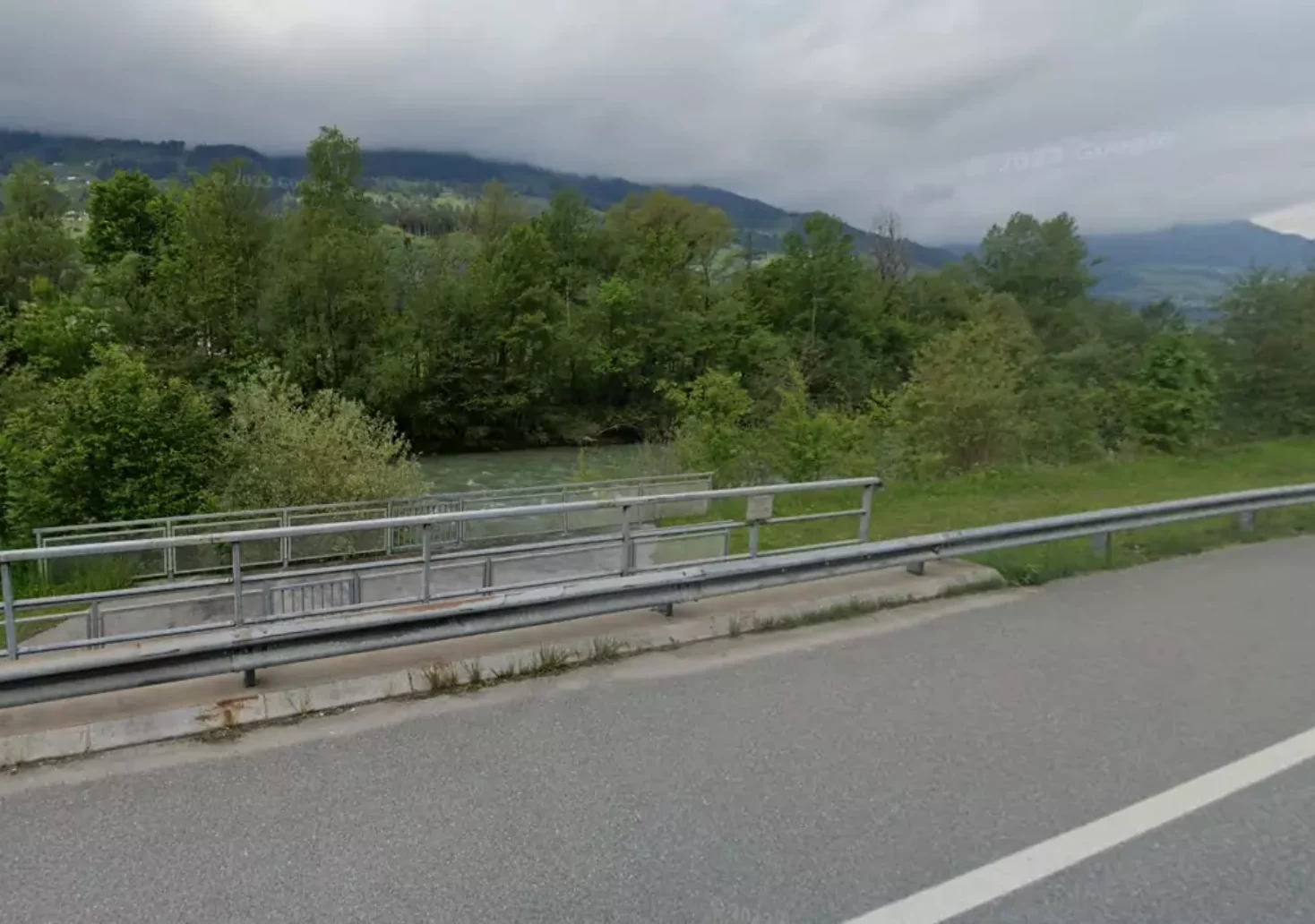Mit Auto in Fluss gestürzt: Tirolerin (64) verletzt