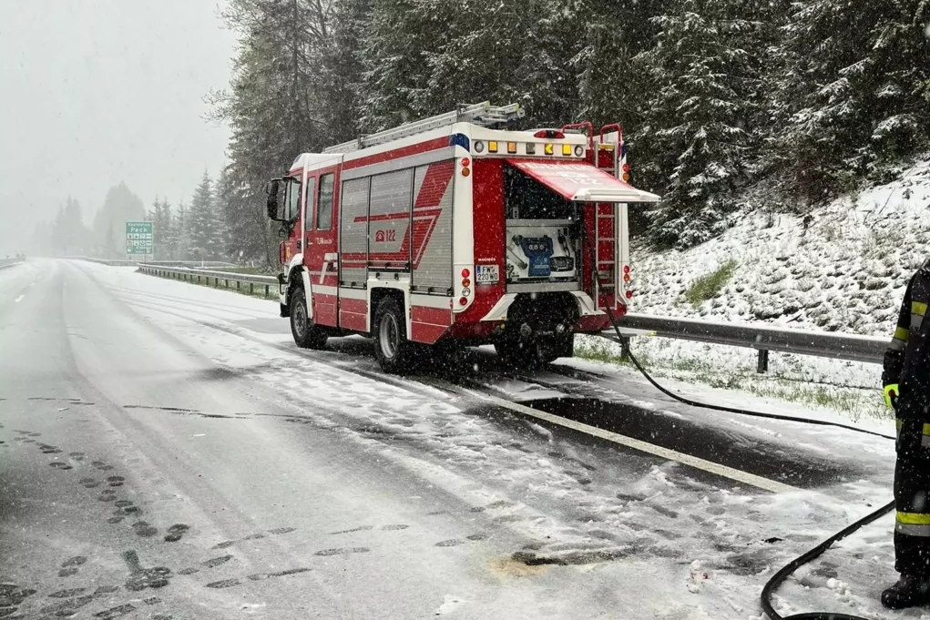 Ein Bild auf 5min.at zeigt ein Feuerwehrauto auf der verschneiten A2 Südautobahn.