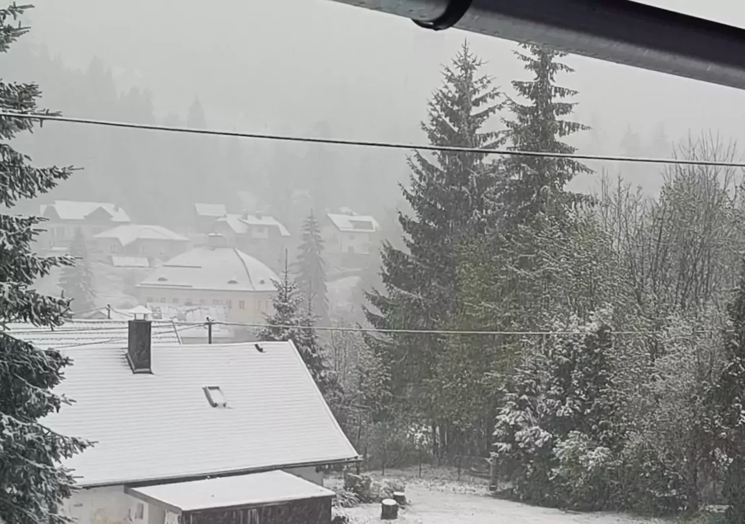 Foto in Beitrag von 5min.at: Zu sehen ist Bad Bleiberg, im Schnee, gleichzeitig donnert es auch, wie Leser berichten.