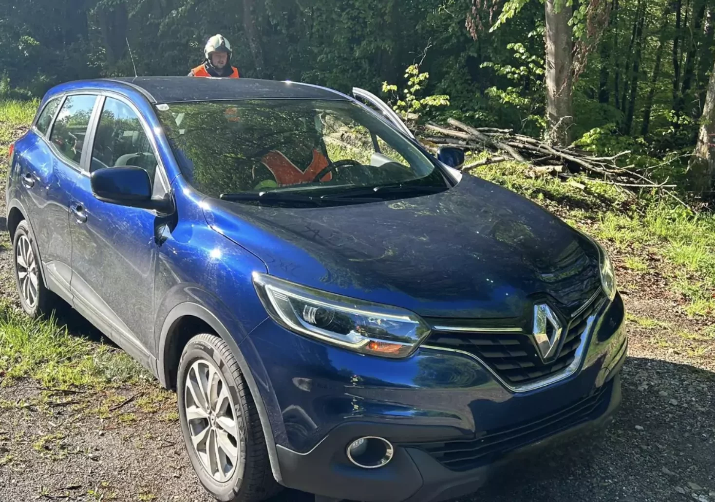 Auto blieb in Kurve hängen: Neun Florianis rückten aus