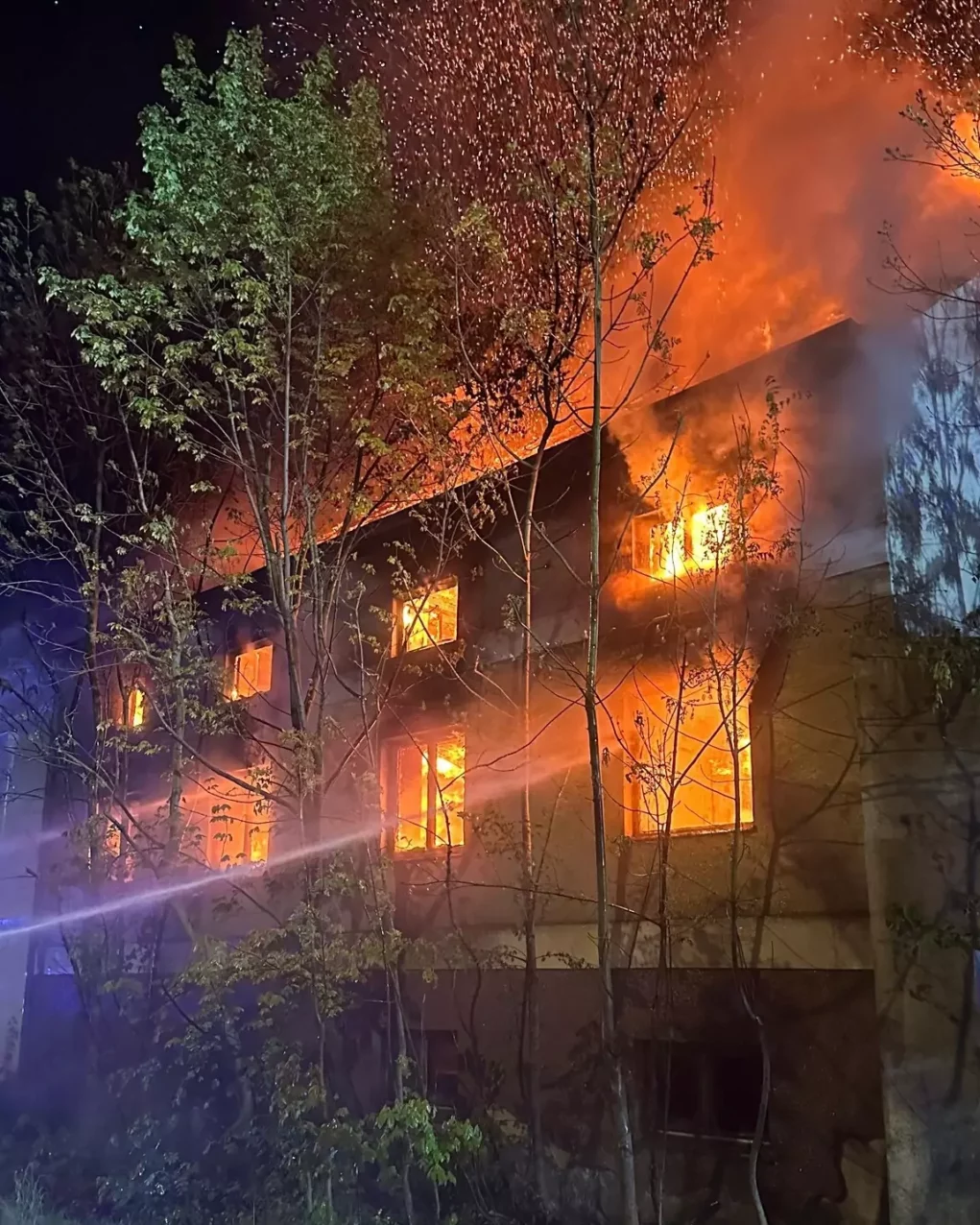 „Meterhohe Flammen“: Fünf Feuerwehren löschten Wohnhausbrand