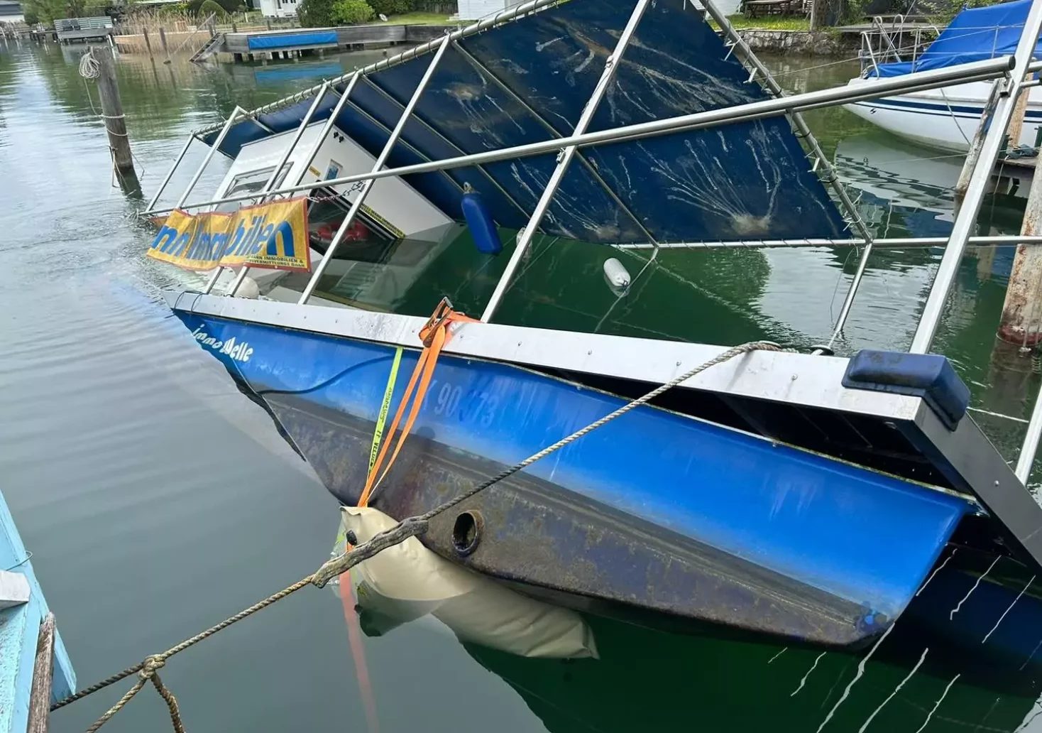 Ein Bild auf 5min.at zeigt ein Boot, dass im Wörthersee zu versinken droht.