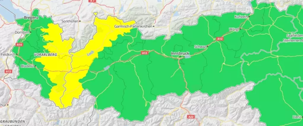 Foto in Beitrag von 5min.at: Zu sehen ist eine gelbe Schneewarnung der GeoSphere Austria für Teile Tirols und Vorarlbergs.