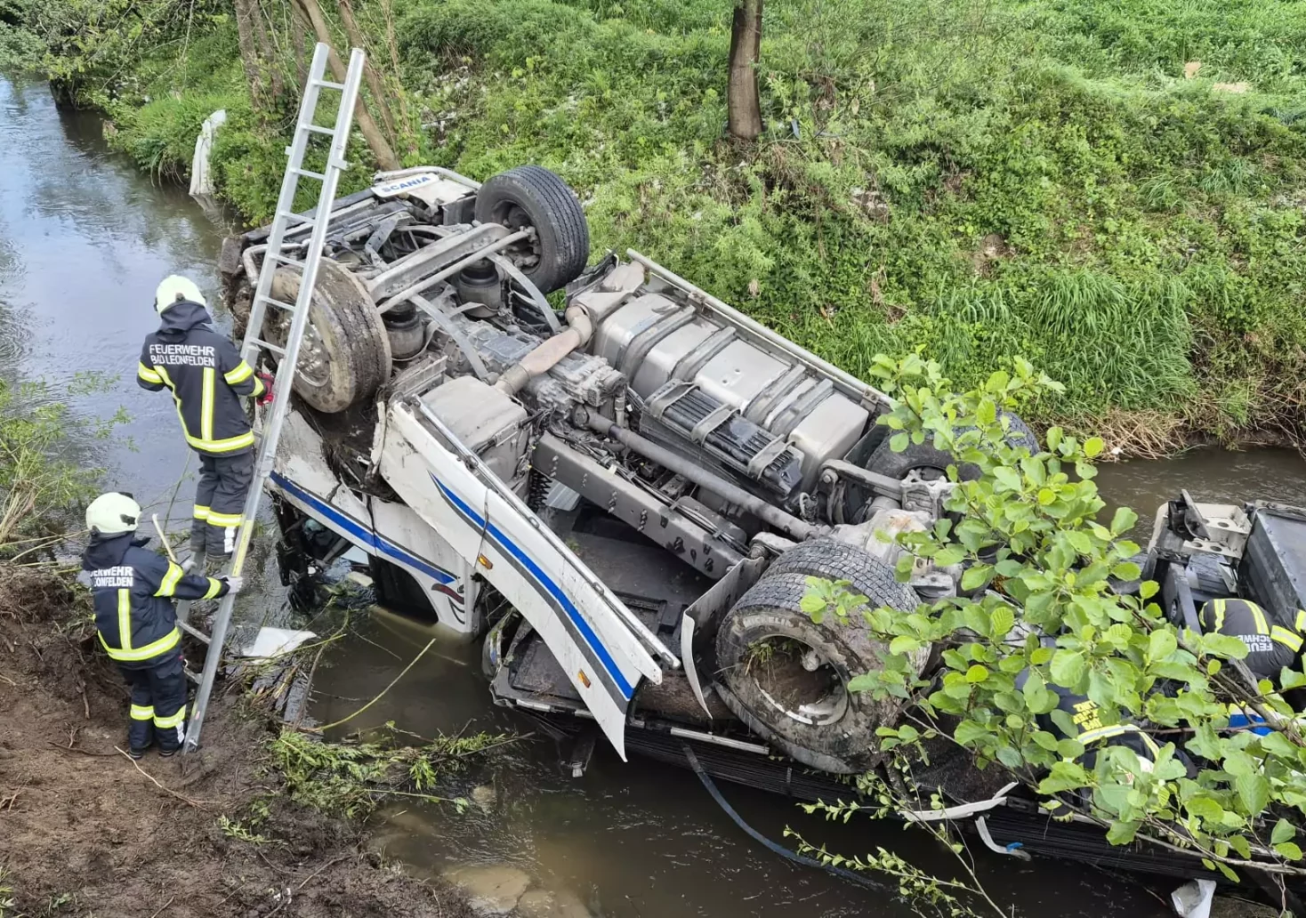 LKW stürzt in Fluss – Straße war stundenlang gesperrt