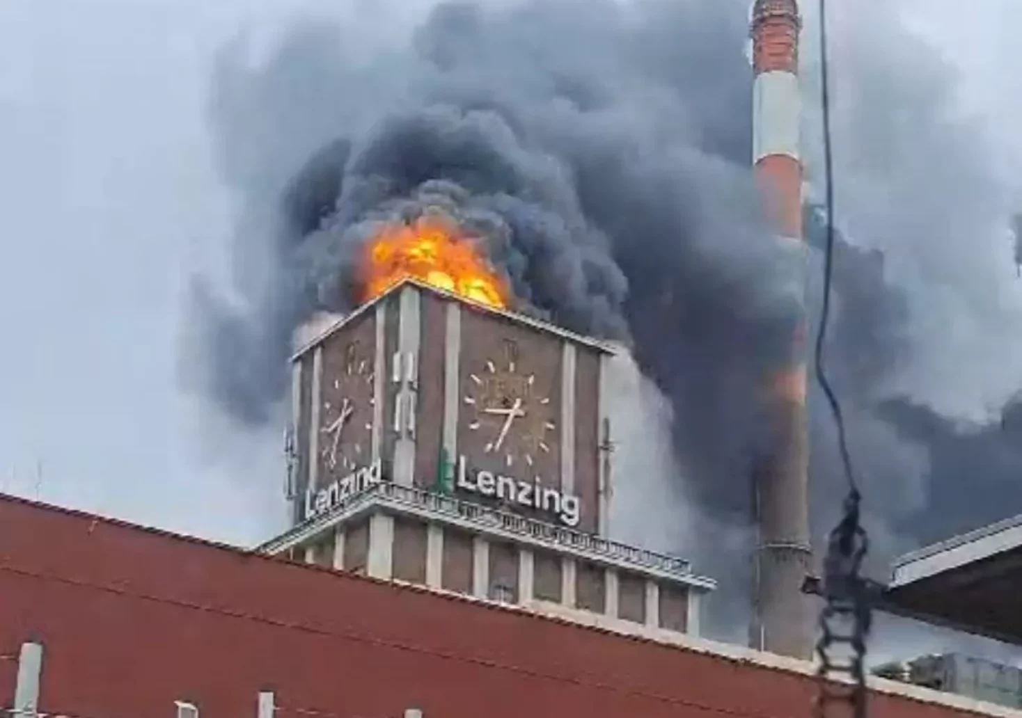 Brand bei Lenzing-Werk: Feuerwehren stark gefordert