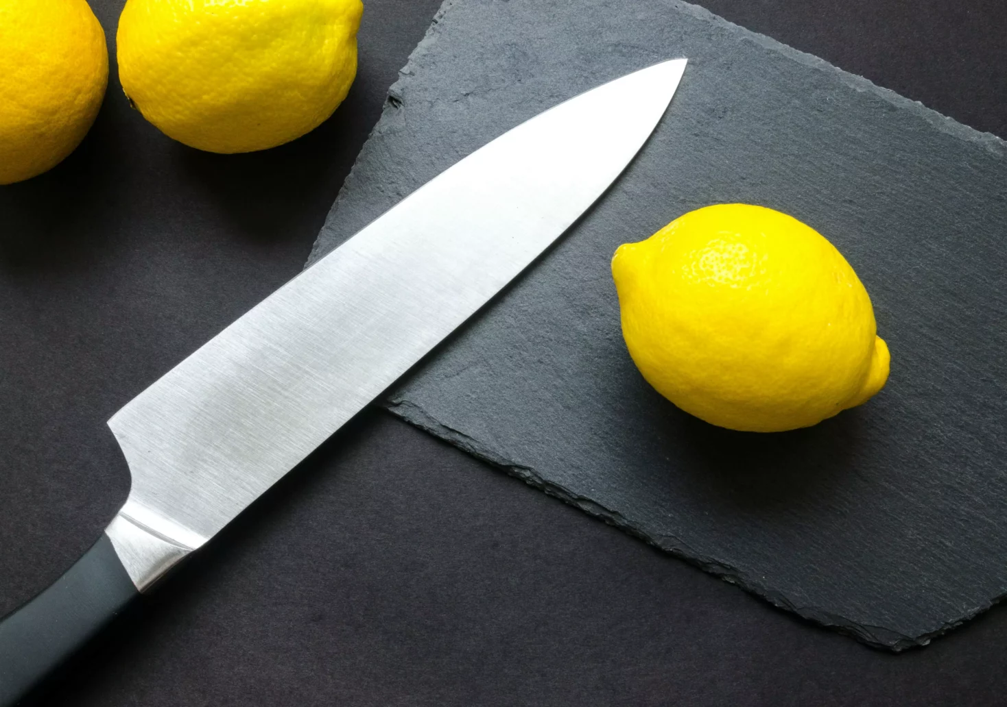Foto in Beitrag von 5min.at: Zu sehen ist ein Messer und einige Zitronen auf einem Schneidebrett.