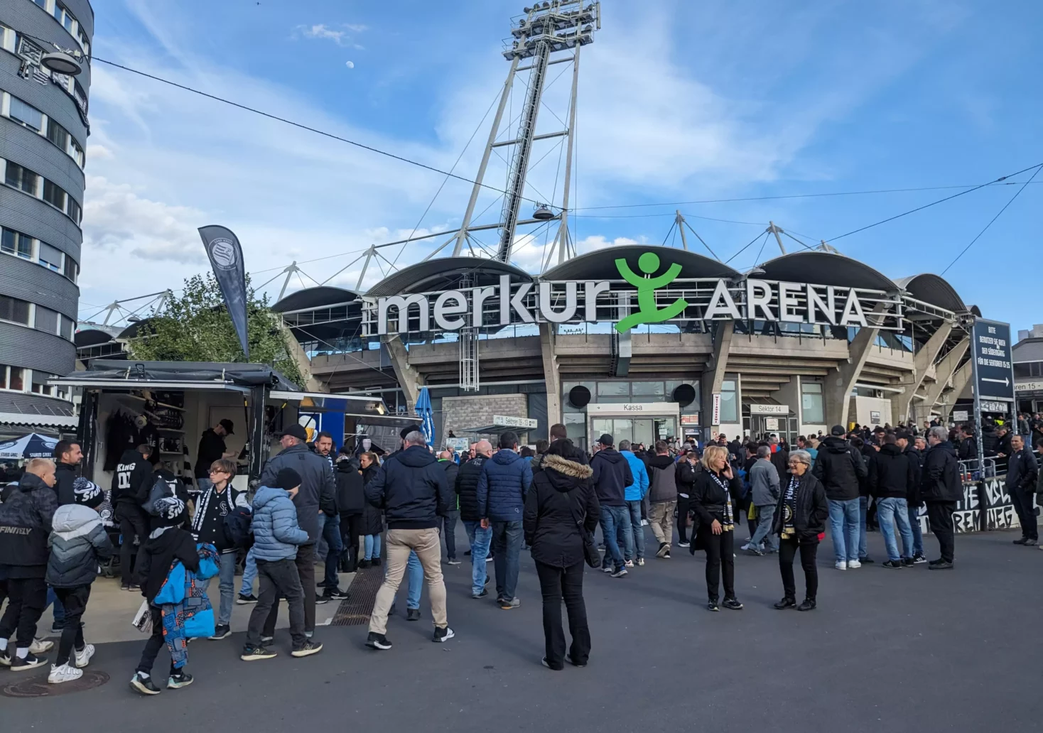 Foto auf 5min.at zeigt die Merkur Arena in Graz von außen mit einigen Fans.