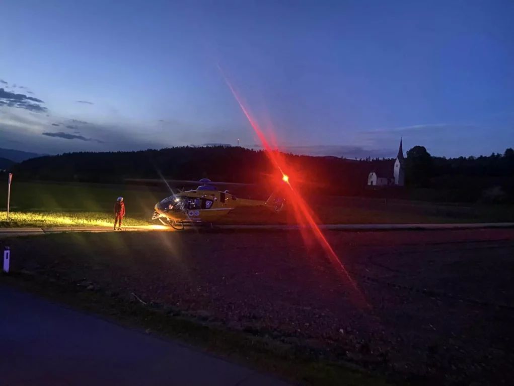 Bild auf 5min.at zeigt einen Hubschrauber im Einsatz bei Nacht