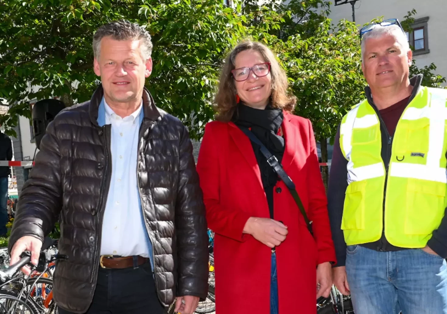 Bild auf 5min.at zeigt Bürgermeister Christian Scheider mit Stadträtin DI Constance Mochar und Dietmar Podobnig vom Fundamt bei der traditionellen Fahrradversteigerung am Domplatz.