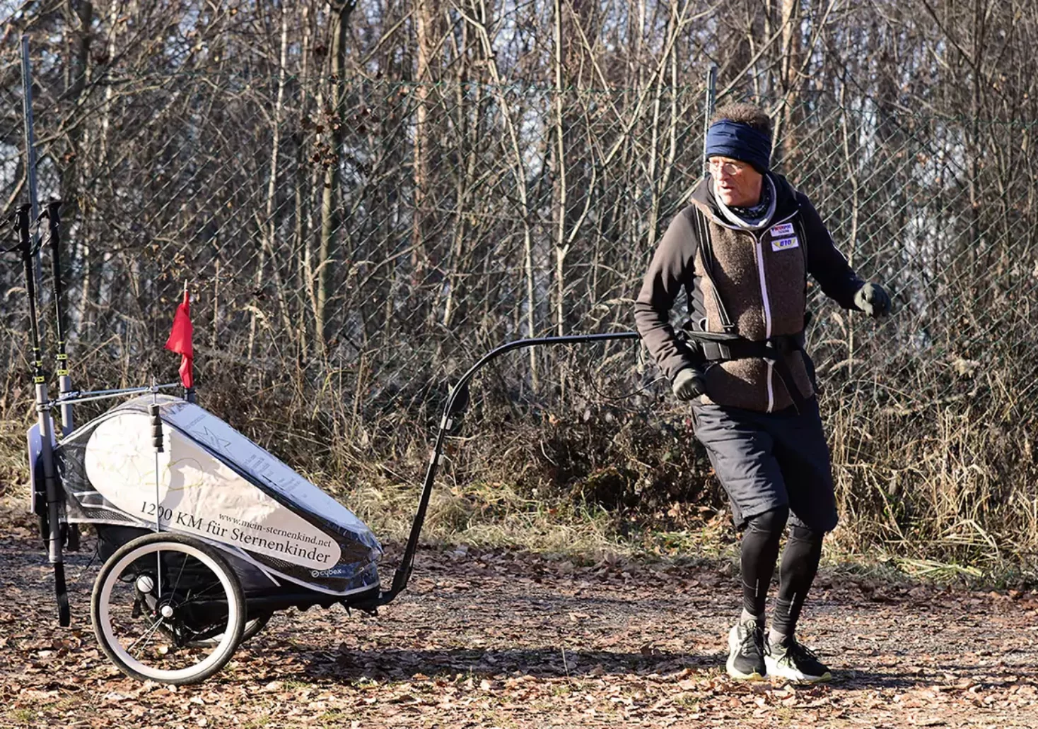 1.200 Kilometer: Sternenkindpapa läuft mit Kinderwagen für Betroffene