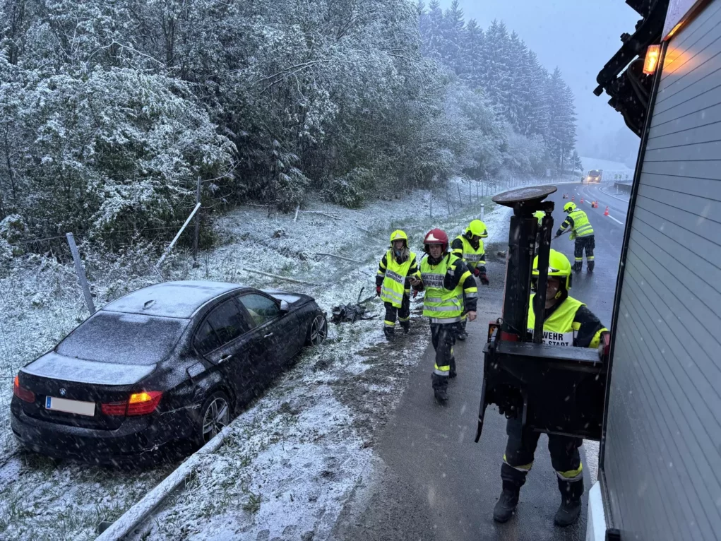 Schnee wurde zum Verhängnis: Auto schlitterte in den Graben