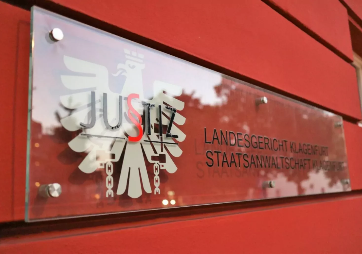 Bild auf 5min.at zeigt das Schild "Landesgericht Klagenfurt".