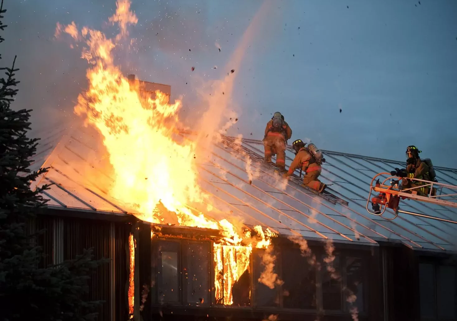 Gebäude brannte lichterloh: Florianis kämpften gegen die Flammen