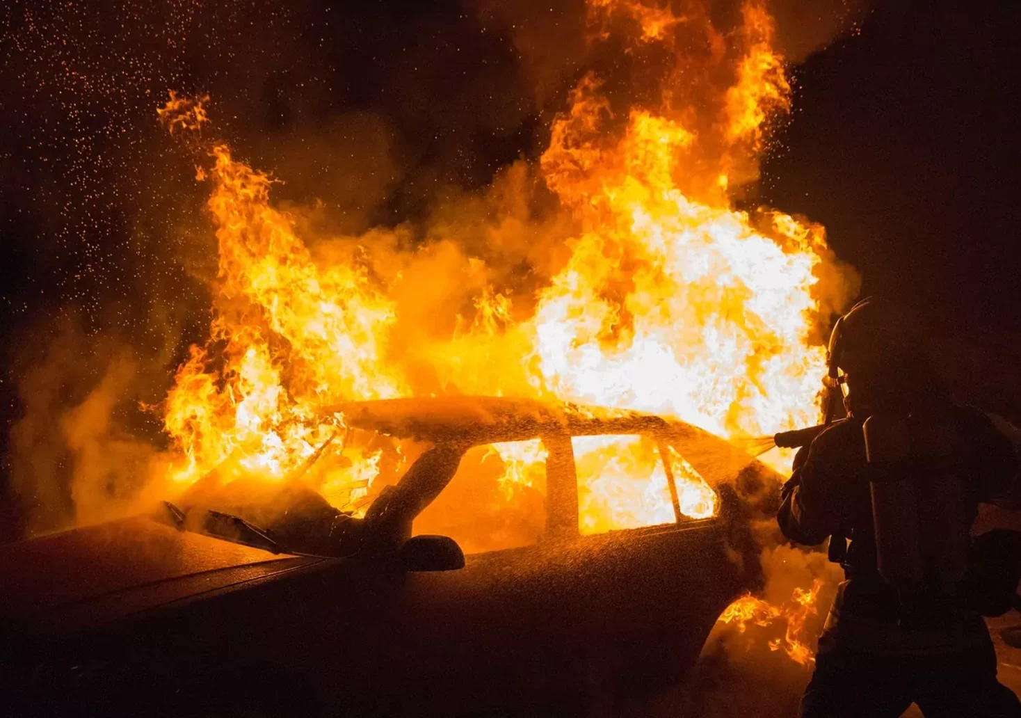 E-Autos in Flammen: 12 Fahrzeuge brannten lichterloh