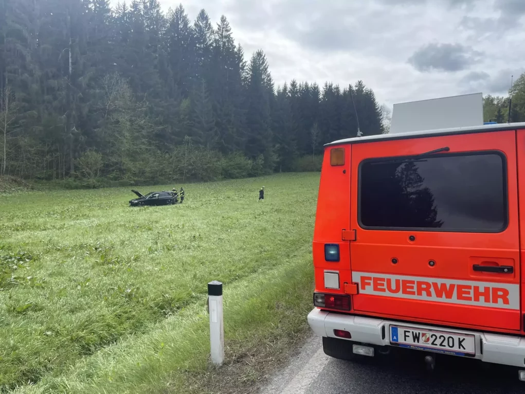 Crash mit LKW: Zwei Verletzte bei Unfall auf der Turracher Bundesstraße