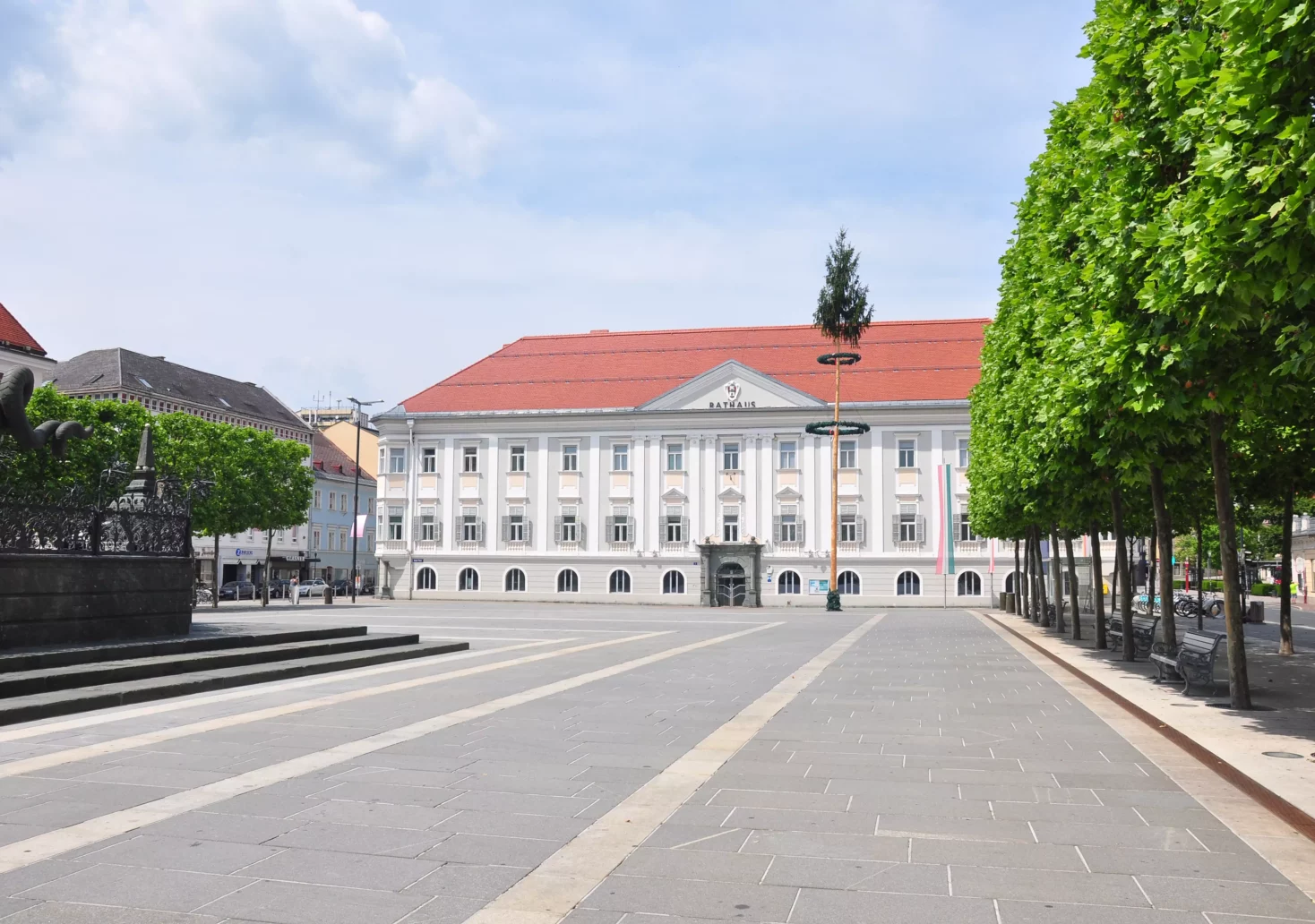 Das Foto auf 5min.at zeigt das Rathaus in Klagenfurt im Sommer.