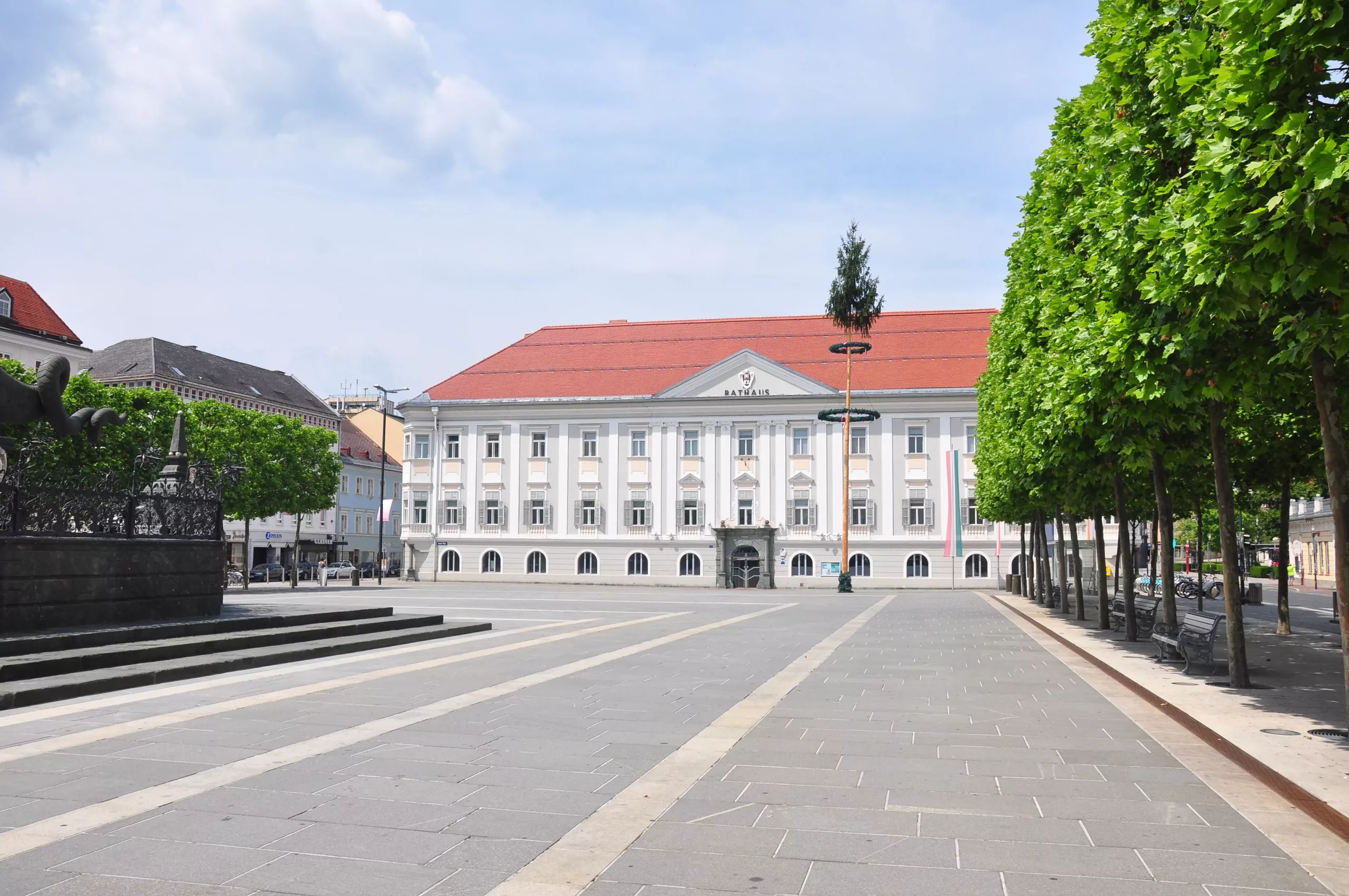 Das Foto auf 5min.at zeigt das Rathaus in Klagenfurt im Sommer.