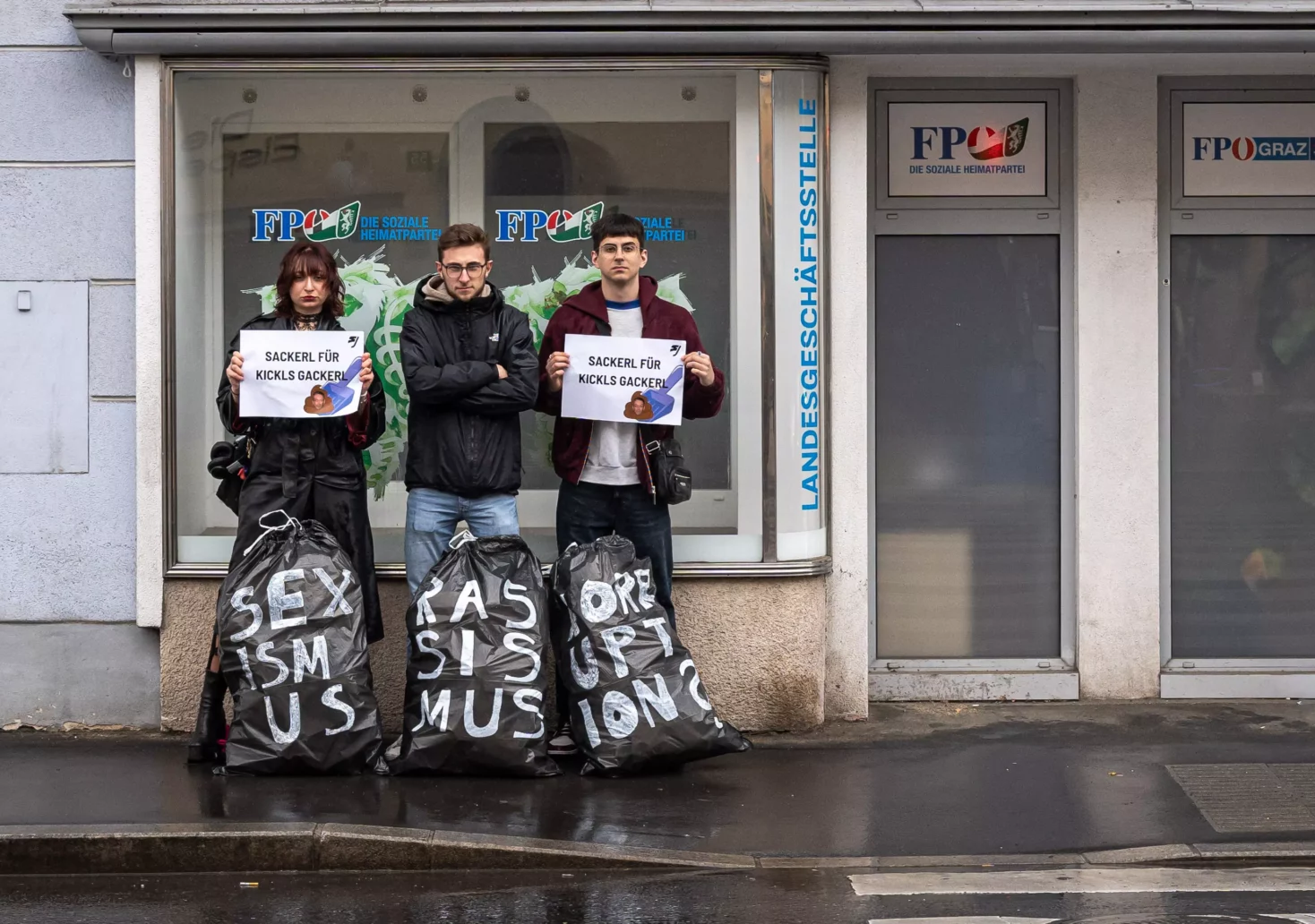 Das 5min.at-Bild zeigt drei Aktivisten vor der FPÖ-Zentrale in Graz, in der Hand haben sie Müllsäcke.
