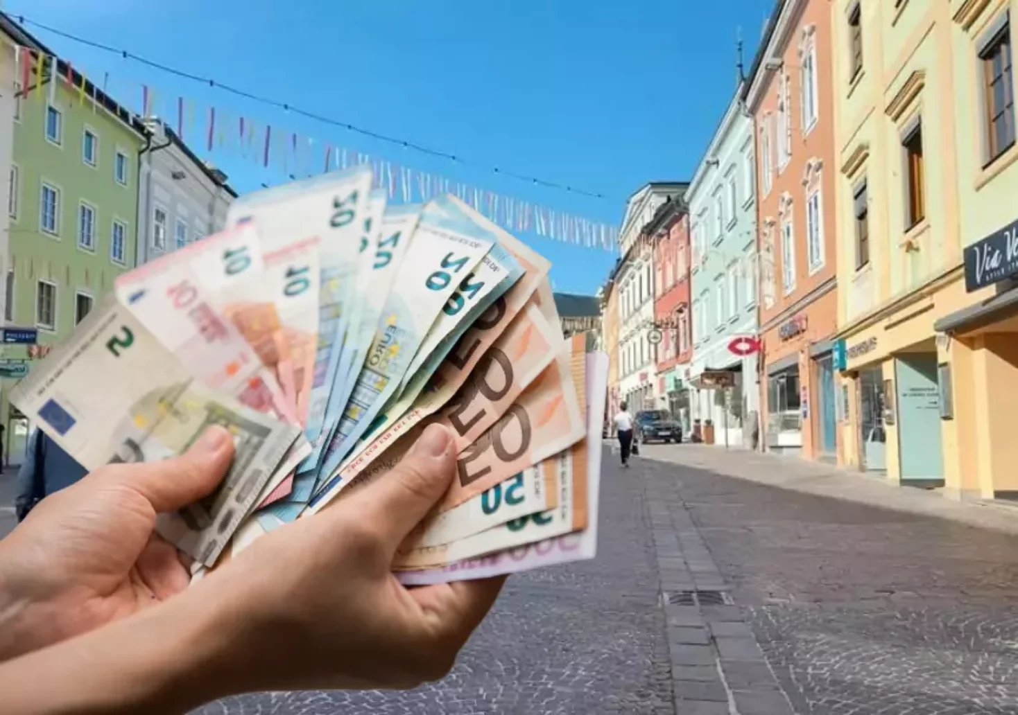 Bild auf 5min.at zeigt eine Montage mit Geld und der Stadt Villach im Hintergrund