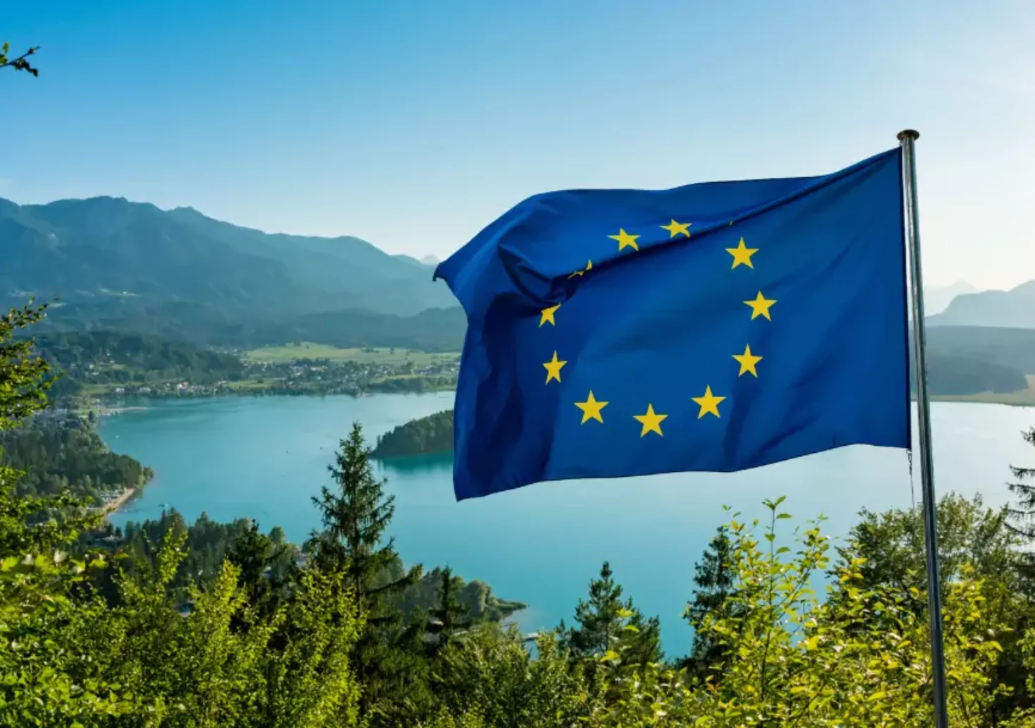 Bild auf 5min.at zeigt eine Montage mit der EU-Flagge und den Wörthersee im Hintergrund