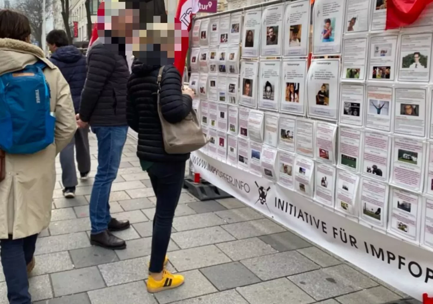 Verein für Impfopfer stellt Todesanzeigen am Grazer Hauptplatz auf