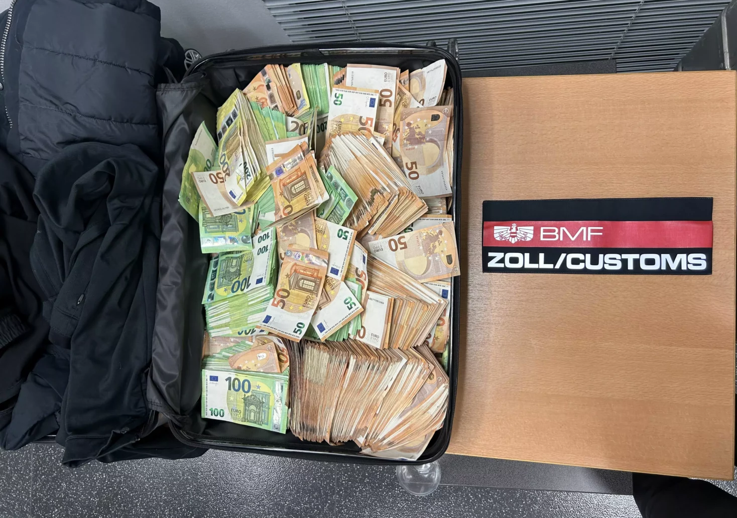 Taschen voller Geld: Zoll stellt am Flughafen Wien 700.000 Euro sicher