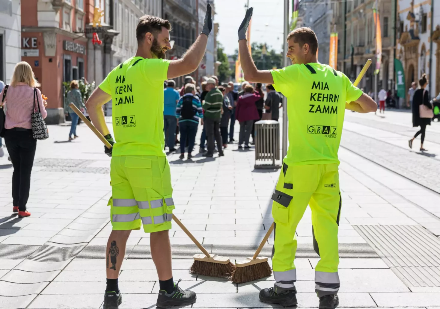Das Bild auf 5min.at zeigt zwei Mitarbeiter der Holding Graz beim Saubermachen der Stadt.